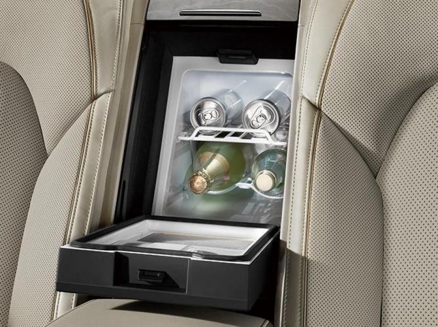 Детали интерьера Audi A8 Chauffeur Edition (D4) 2015 года  (фото 8 из 11)
